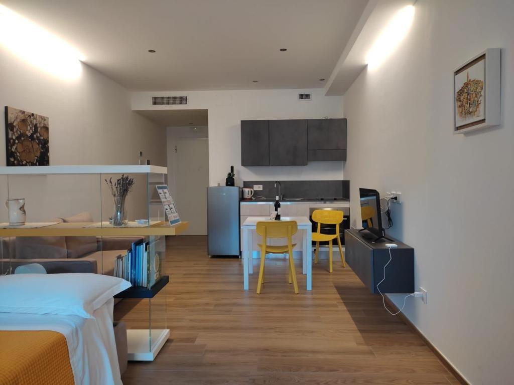 Апартаменты Domus13-With Private Parking Бари Экстерьер фото